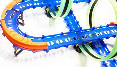 RC Magic Traxx Glow 113-teilig mit zwei Rennfahrzeugen