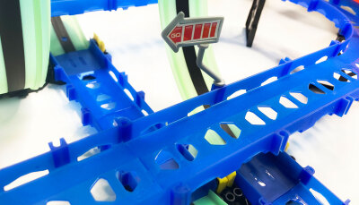 RC Magic Traxx Glow 113-teilig mit zwei Rennfahrzeugen