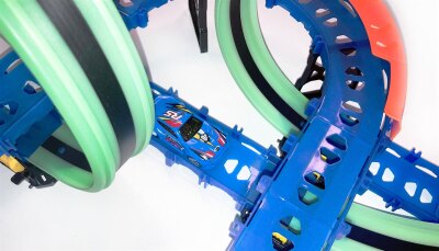 RC Magic Traxx Glow 113-teilig mit zwei Rennfahrzeugen